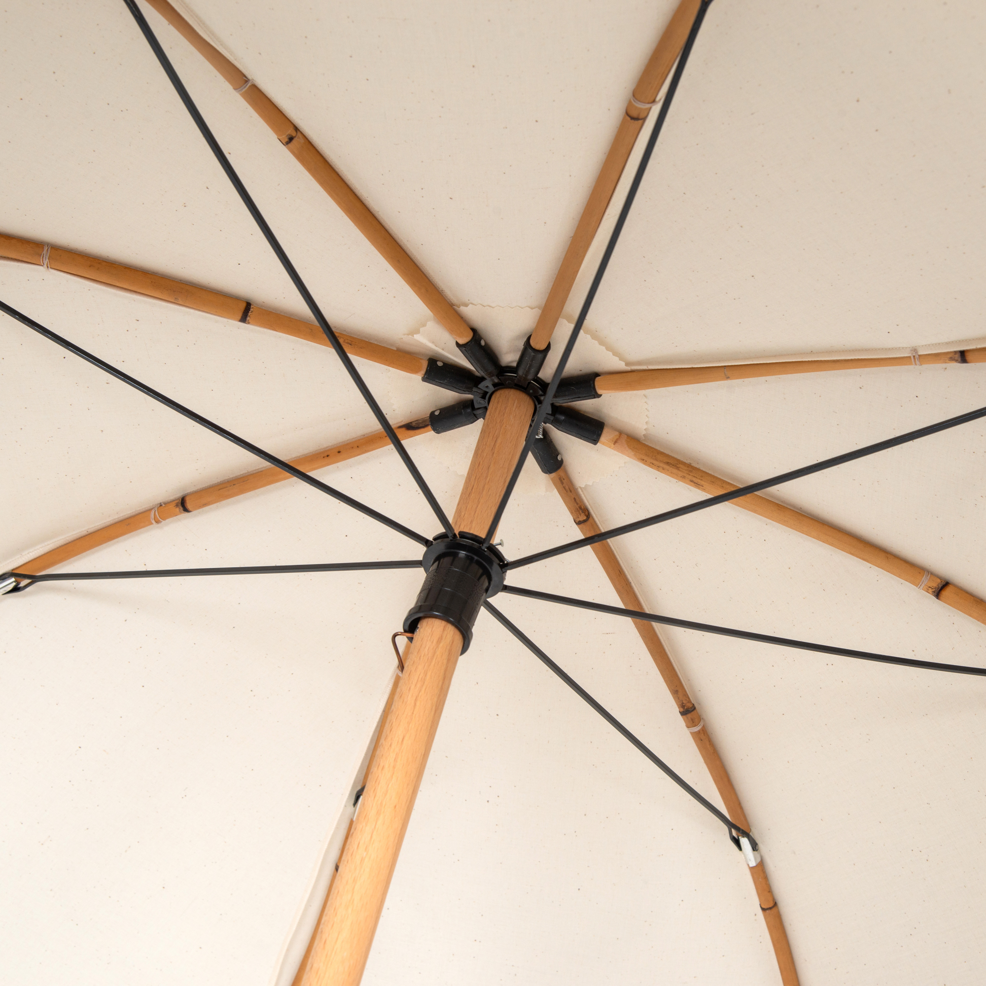 Swiss Made parapluie Meerrohr beige vu de dessous : canne et baleines en rotin