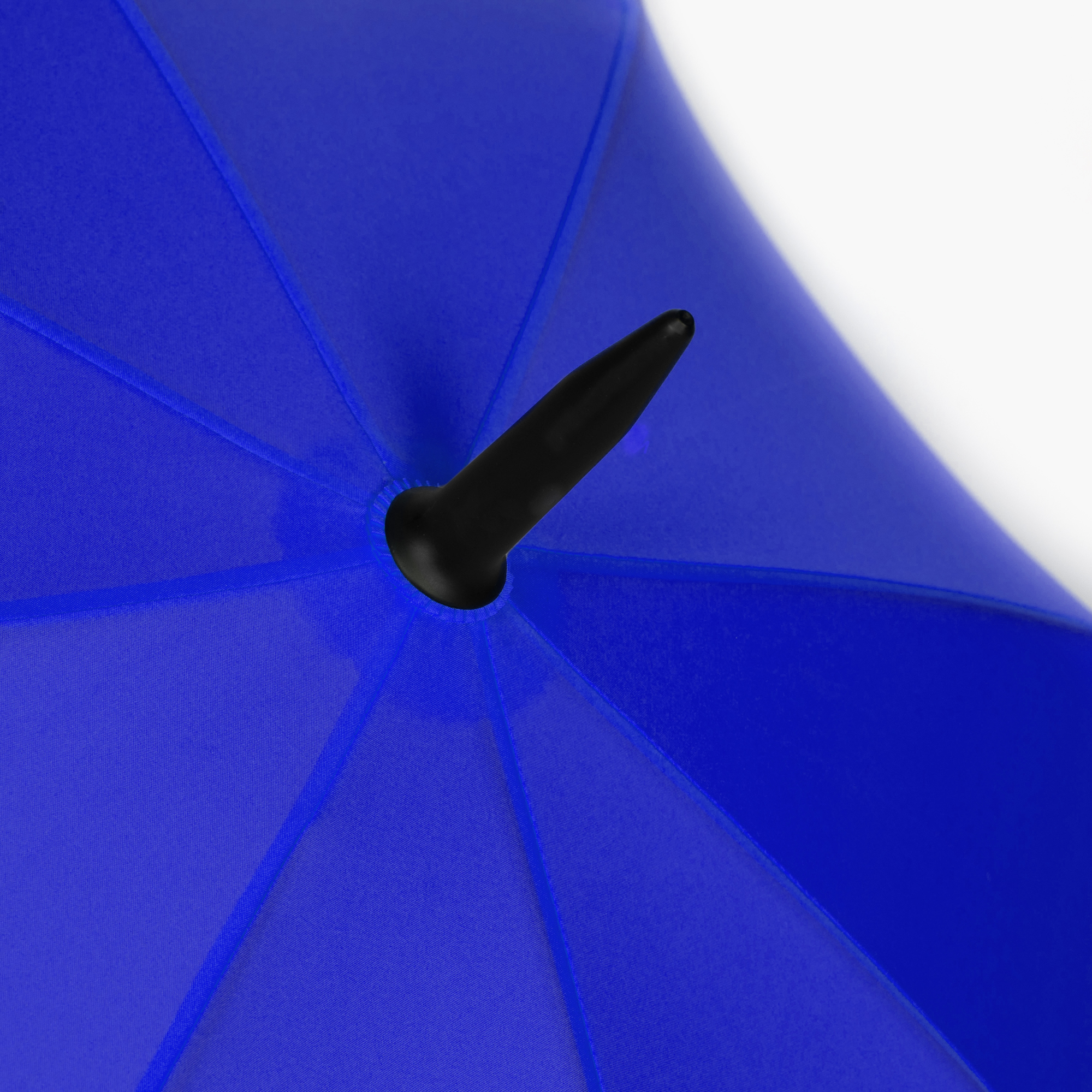 Detail der Schirmspitze des blauen XXL-Regenschirms Fiber Storm