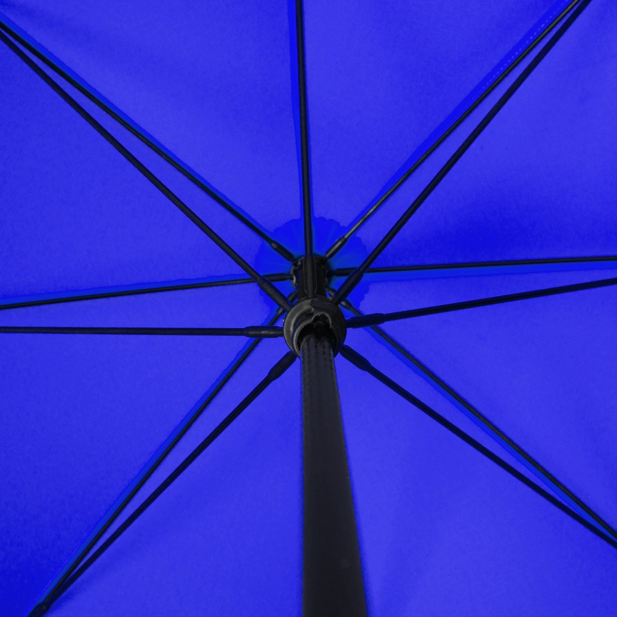 Detail des Fiberglas-Gestänges des blauen XXL-Regenschirms Fiber Storm