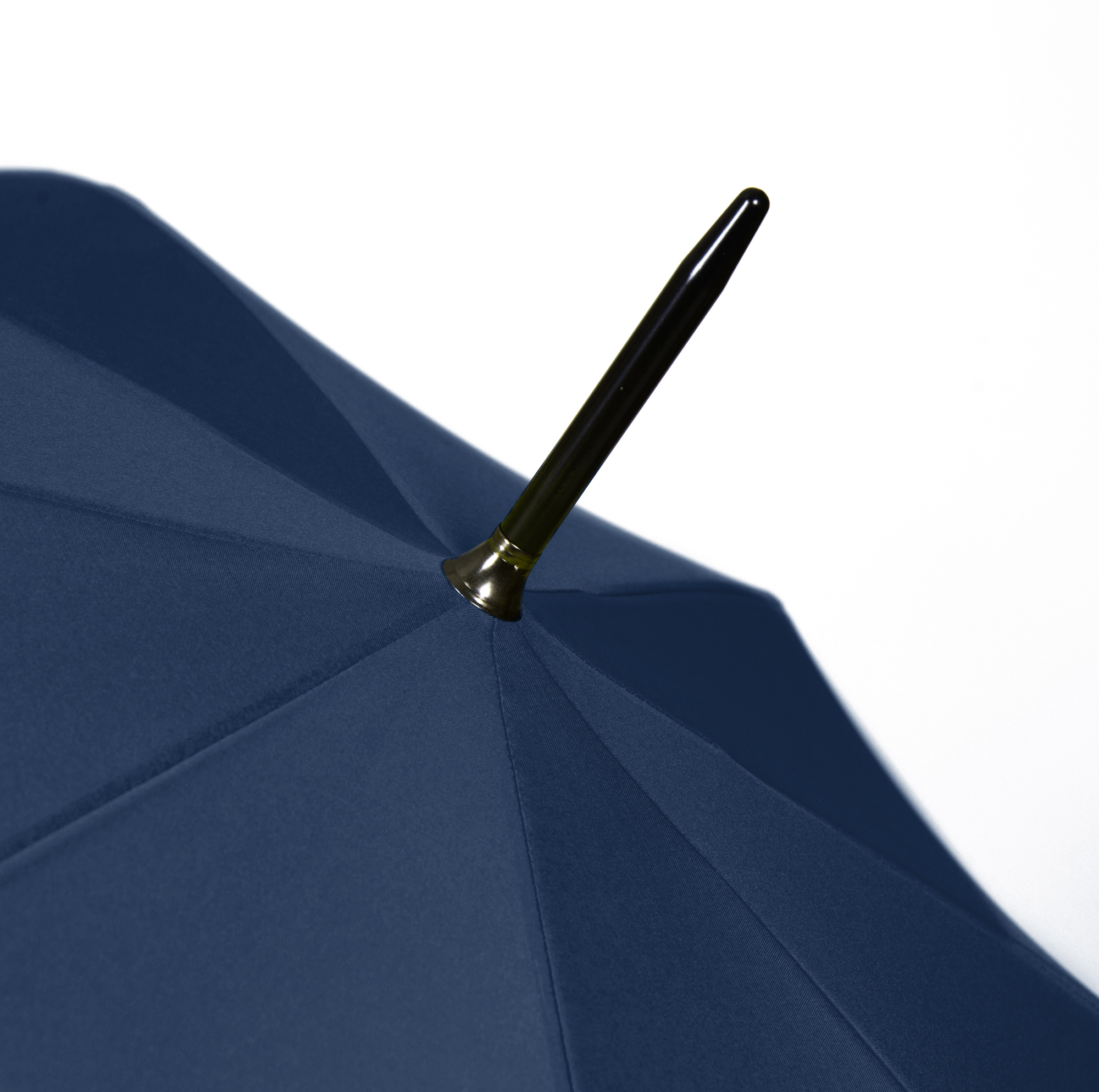 Close-up of the umbrella tip on the navy blue umbrella Long Matic Rain