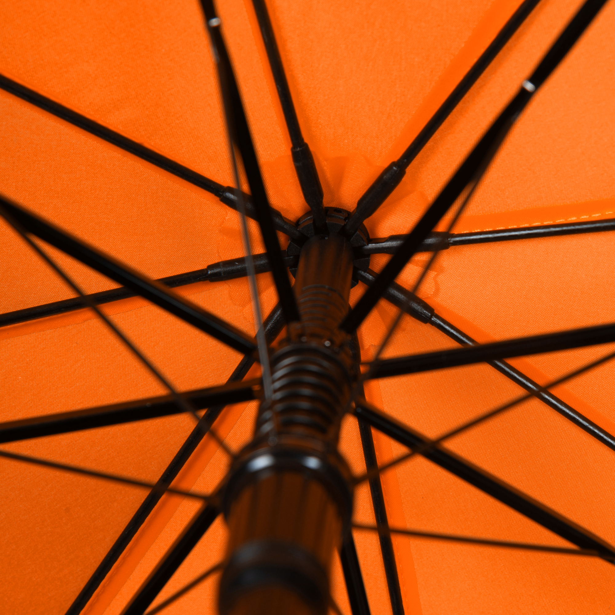 Detail des Gestänges am orangen Regenschirm Long Matic Rain