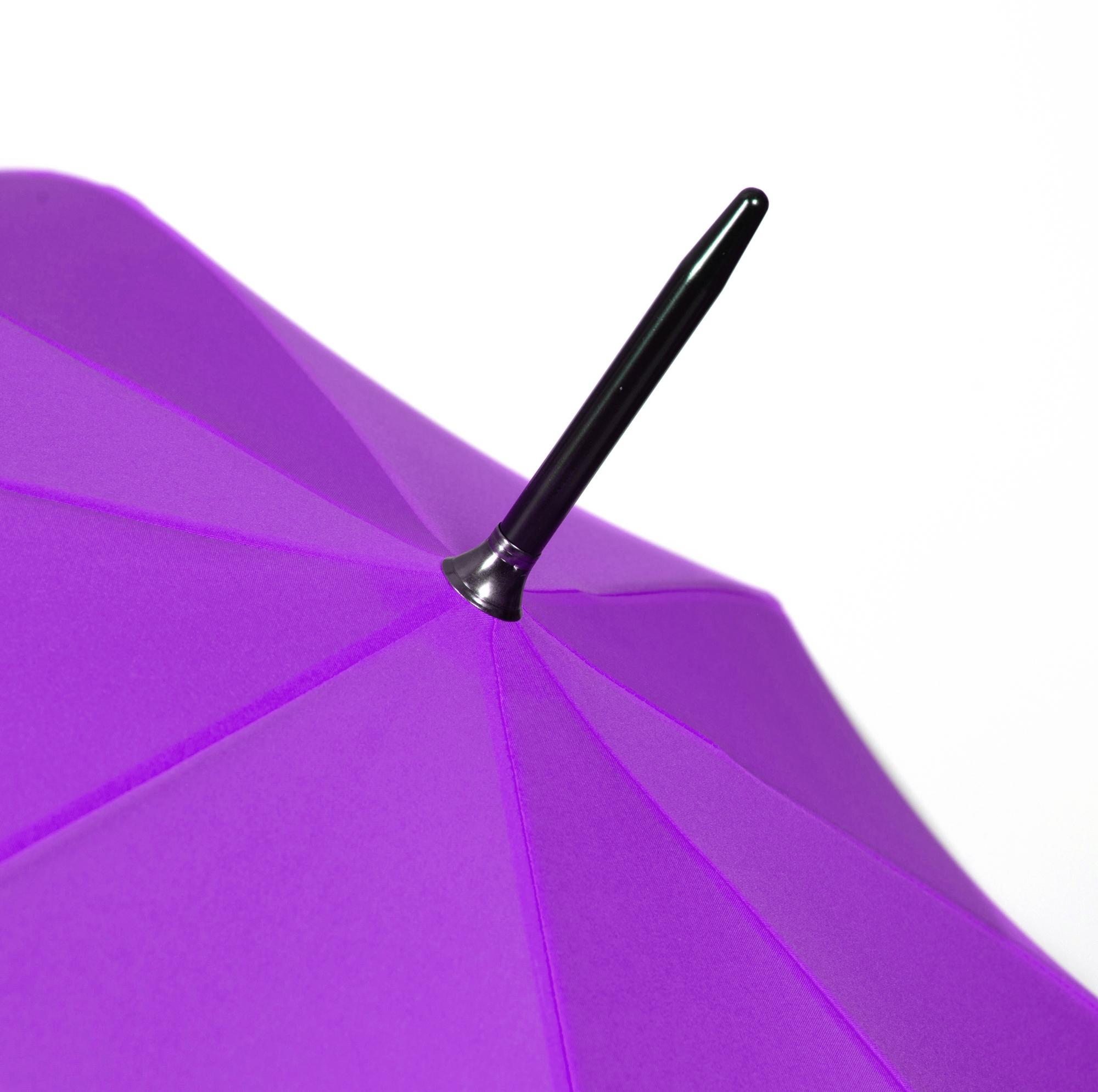 Detail der Schirmspitze am violetten Regenschirm Long Matic Rain